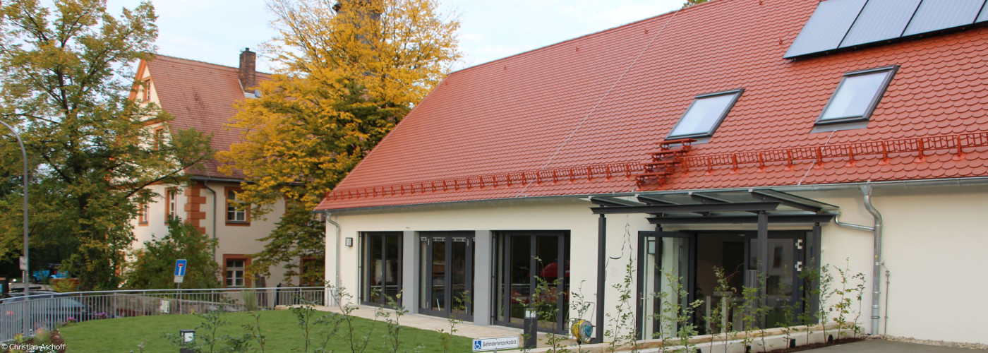 Blick auf Neues Gemeindehaus mit Pfarrhaus und Kirche im Hintergrund